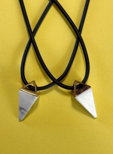 Ketten aus Naturstein im Angebot